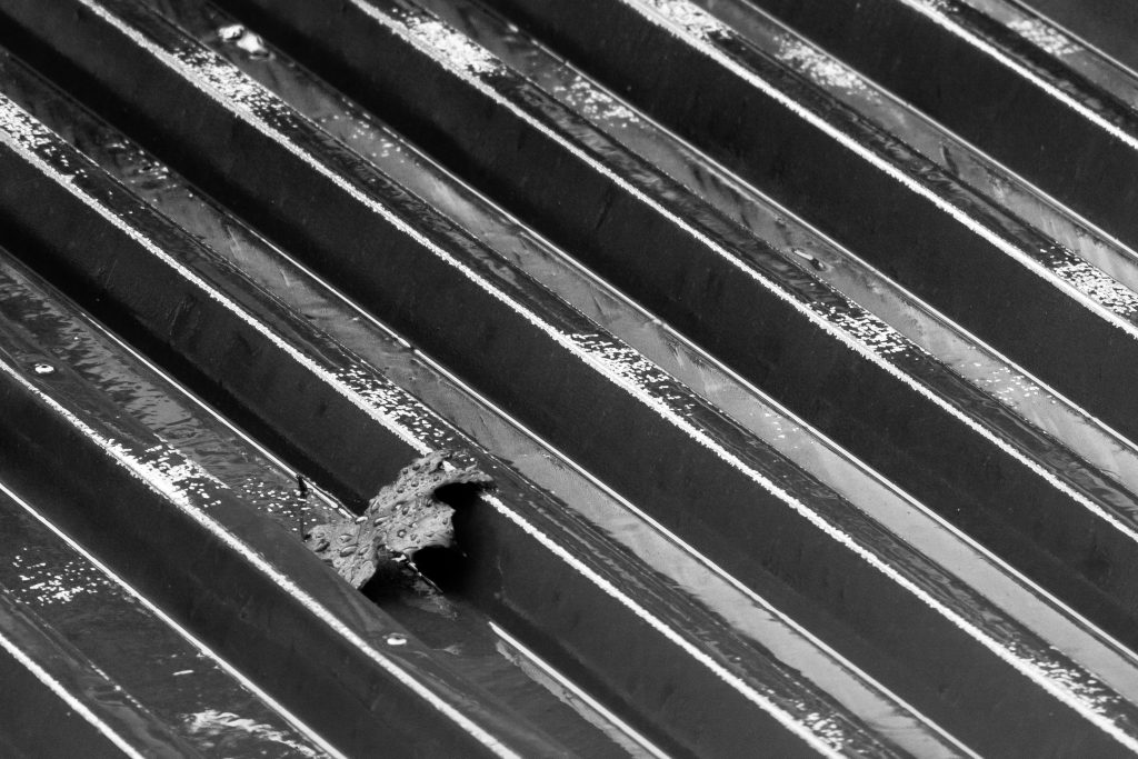 Photograph of a autumn leaf laying on the roof of a bike shed in Ryd Linköping taken on a rainy day in 2016